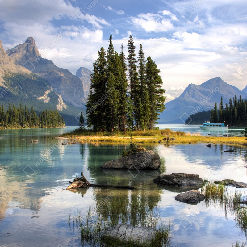 Naklejka na szafę spokojne jezioro alpejskie z wyspą i górami – Wallissimo® Naklejka na szafę spokojne jezioro alpejskie z wyspą i górami – Wallissimo®