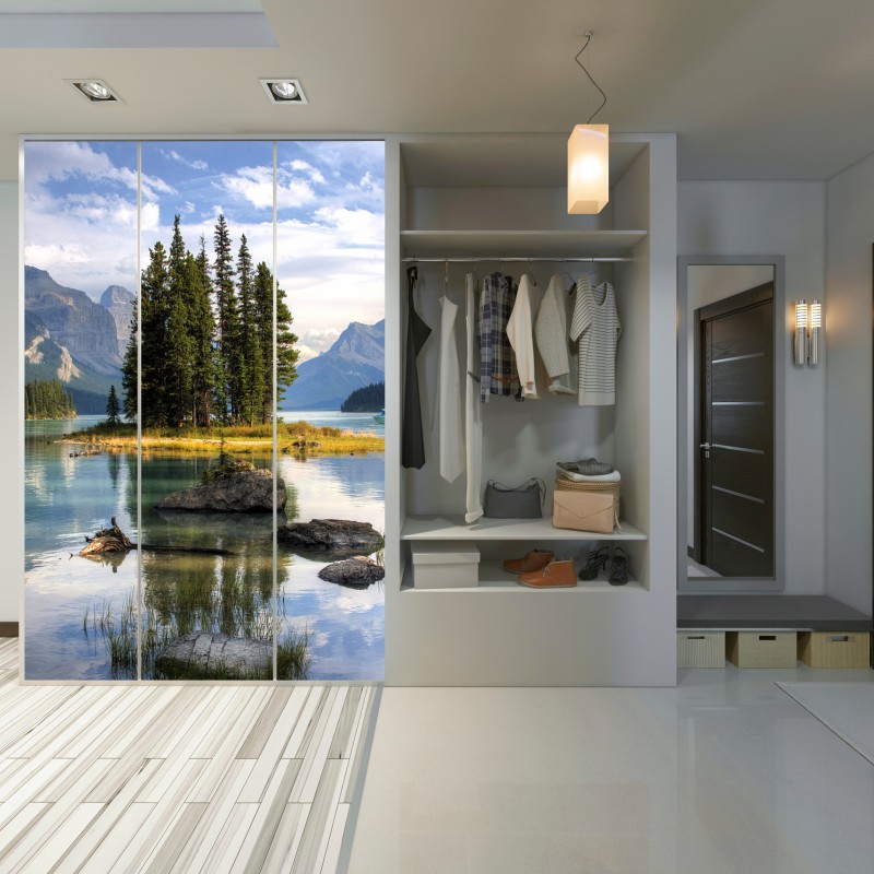 Naklejka na szafę spokojne jezioro alpejskie z wyspą i górami – Wallissimo® Naklejka na szafę spokojne jezioro alpejskie z wyspą i górami – Wallissimo®