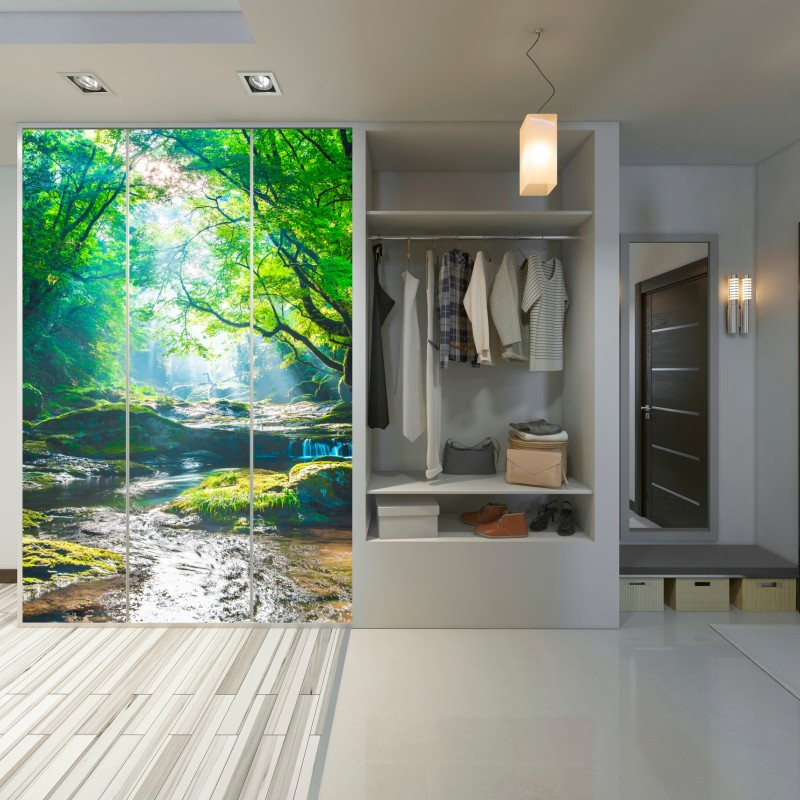 Naklejka na szafę słoneczny leśny strumień z mchem – Wallissimo® Naklejka na szafę słoneczny leśny strumień z mchem – Wallissimo®