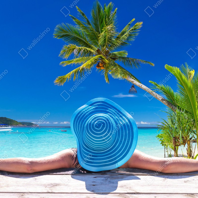 Naklejka na szafę tropikalna plaża z niebieskim kapeluszem – Wallissimo® Naklejka na szafę tropikalna plaża z niebieskim kapeluszem – Wallissimo®