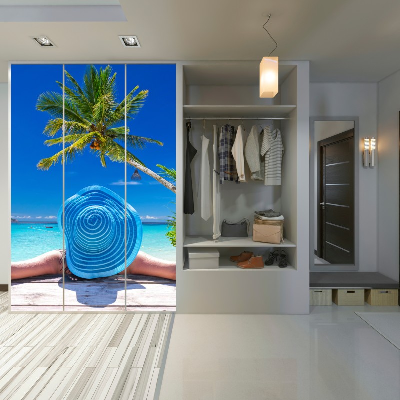 Naklejka na szafę tropikalna plaża z niebieskim kapeluszem – Wallissimo® Naklejka na szafę tropikalna plaża z niebieskim kapeluszem – Wallissimo®