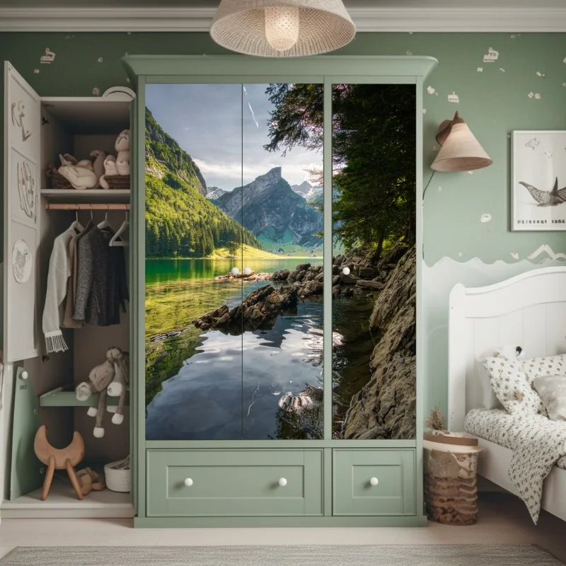 Naklejka na szafę spokojne górskie jezioro z odbiciami lasu – Wallissimo® Naklejka na szafę spokojne górskie jezioro z odbiciami lasu – Wallissimo®