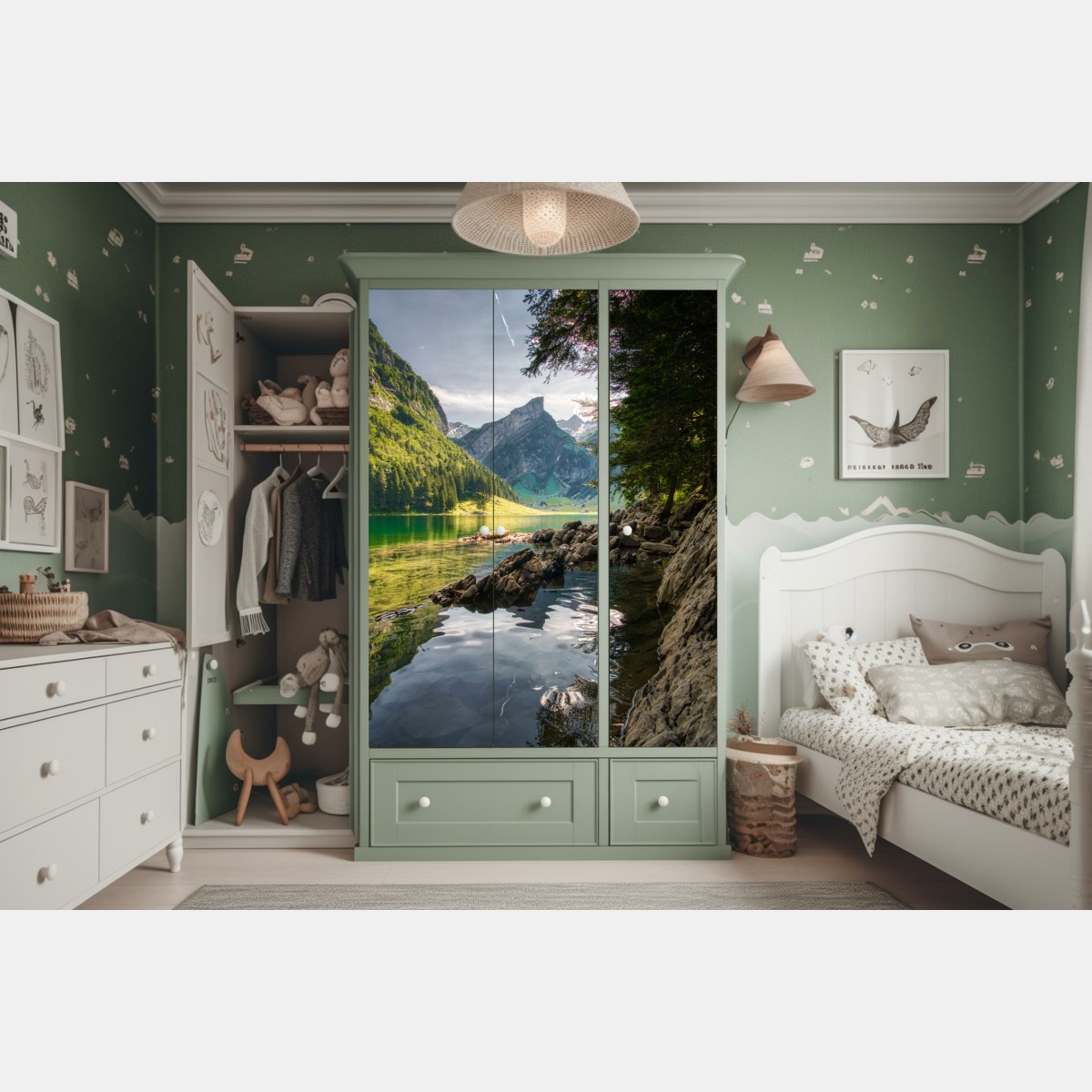 Naklejka na szafę spokojne górskie jezioro z odbiciami lasu – Wallissimo® Naklejka na szafę spokojne górskie jezioro z odbiciami lasu – Wallissimo®