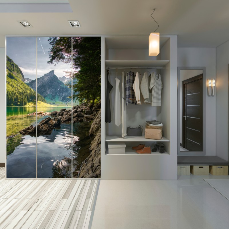 Naklejka na szafę spokojne górskie jezioro z odbiciami lasu – Wallissimo® Naklejka na szafę spokojne górskie jezioro z odbiciami lasu – Wallissimo®