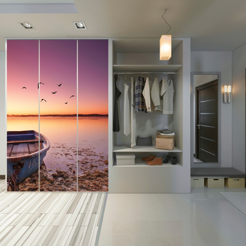 Naklejka na szafę spokojna łódź o zmierzchu nad jeziorem – Wallissimo® Naklejka na szafę spokojna łódź o zmierzchu nad jeziorem – Wallissimo®