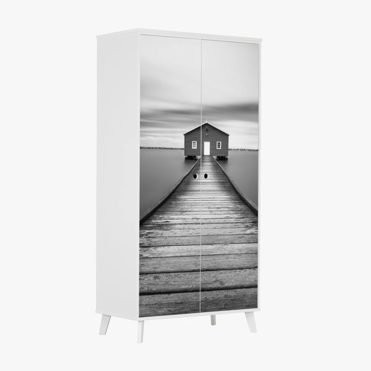 Naklejka na szafę samotny domek na pomoście nad spokojną wodą – Wallissimo® Naklejka na szafę samotny domek na pomoście nad spokojną wodą – Wallissimo®