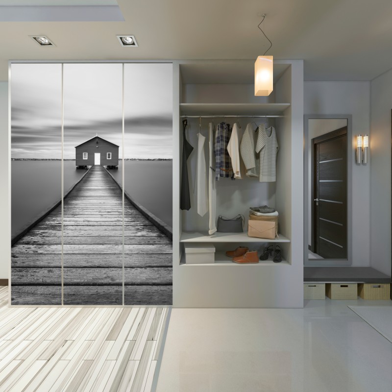 Naklejka na szafę samotny domek na pomoście nad spokojną wodą – Wallissimo® Naklejka na szafę samotny domek na pomoście nad spokojną wodą – Wallissimo®