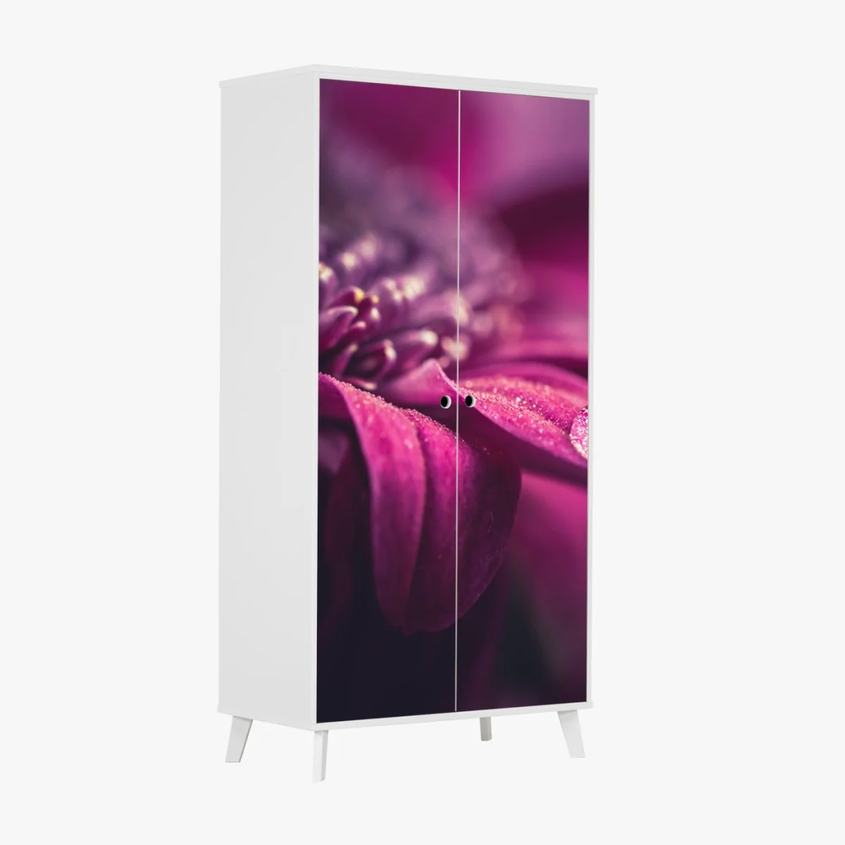 Naklejka na szafę fioletowy makro kwiat z kroplą rosy – Wallissimo® Naklejka na szafę fioletowy makro kwiat z kroplą rosy – Wallissimo®