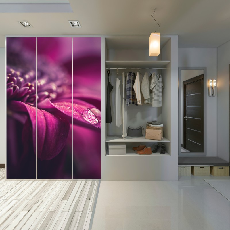 Naklejka na szafę fioletowy makro kwiat z kroplą rosy – Wallissimo® Naklejka na szafę fioletowy makro kwiat z kroplą rosy – Wallissimo®