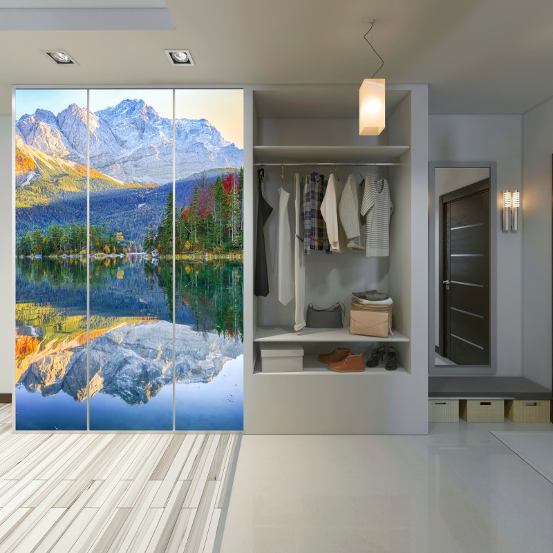 Naklejka na szafę jesienne odbicie na Eibsee przy Zugspitze – Wallissimo® Naklejka na szafę jesienne odbicie na Eibsee przy Zugspitze – Wallissimo®
