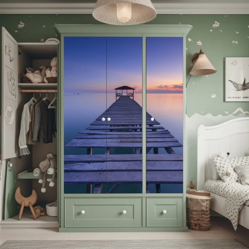 Naklejka na szafę spokojne drewniane molo o zachodzie słońca – Wallissimo® Naklejka na szafę spokojne drewniane molo o zachodzie słońca – Wallissimo®