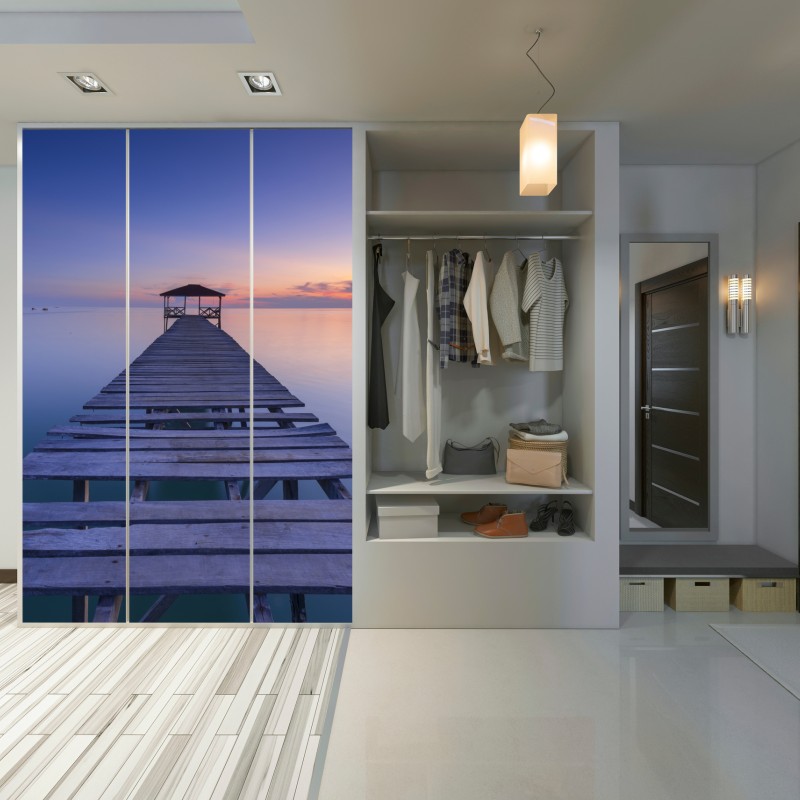 Naklejka na szafę spokojne drewniane molo o zachodzie słońca – Wallissimo® Naklejka na szafę spokojne drewniane molo o zachodzie słońca – Wallissimo®