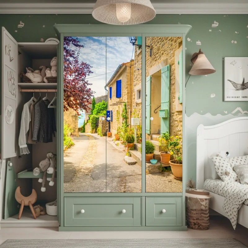 Naklejka na szafę słoneczna uliczka z kamiennymi domami i kolorowymi okiennicami – Wallissimo® Naklejka na szafę słoneczna uliczka z kamiennymi domami i kolorowymi okiennicami – Wallissimo®