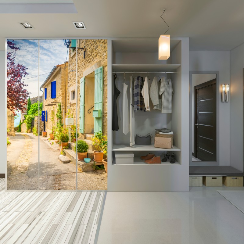 Naklejka na szafę słoneczna uliczka z kamiennymi domami i kolorowymi okiennicami – Wallissimo® Naklejka na szafę słoneczna uliczka z kamiennymi domami i kolorowymi okiennicami – Wallissimo®