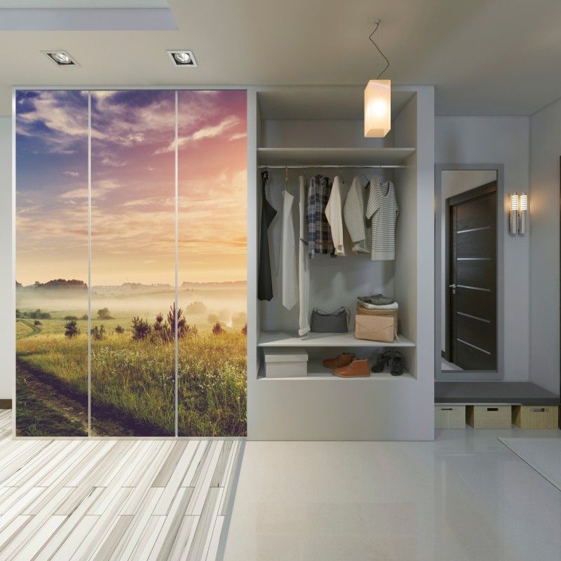 Naklejka na szafę mglisty wschód słońca nad wiejską łąką – Wallissimo® Naklejka na szafę mglisty wschód słońca nad wiejską łąką – Wallissimo®