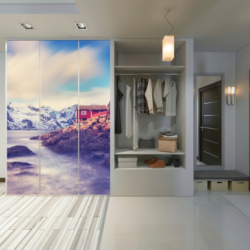 Naklejka na szafę górski nadmorski krajobraz z czerwonymi domkami – Wallissimo® Naklejka na szafę górski nadmorski krajobraz z czerwonymi domkami – Wallissimo®