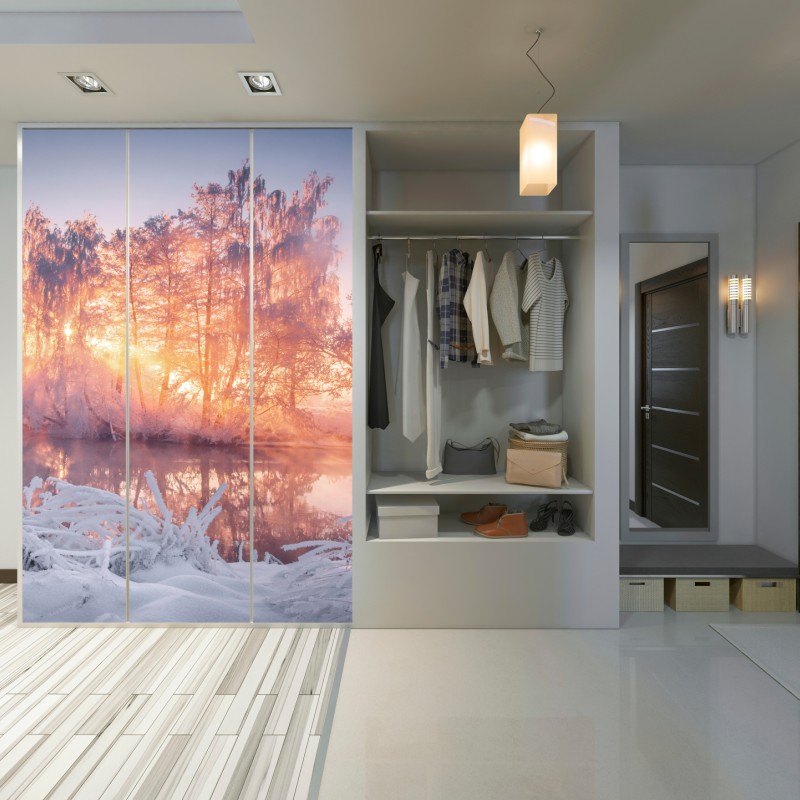 Naklejka na szafę zimowy wschód słońca nad zamarzniętą rzeką – Wallissimo® Naklejka na szafę zimowy wschód słońca nad zamarzniętą rzeką – Wallissimo®