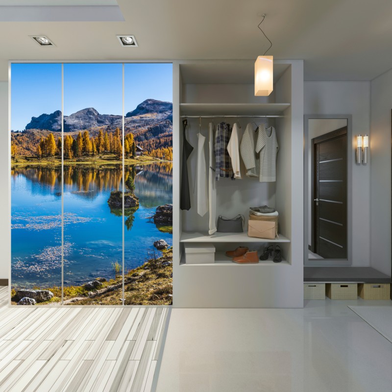 Naklejka na szafę jesienne alpejskie jezioro z odbiciami gór – Wallissimo® Naklejka na szafę jesienne alpejskie jezioro z odbiciami gór – Wallissimo®