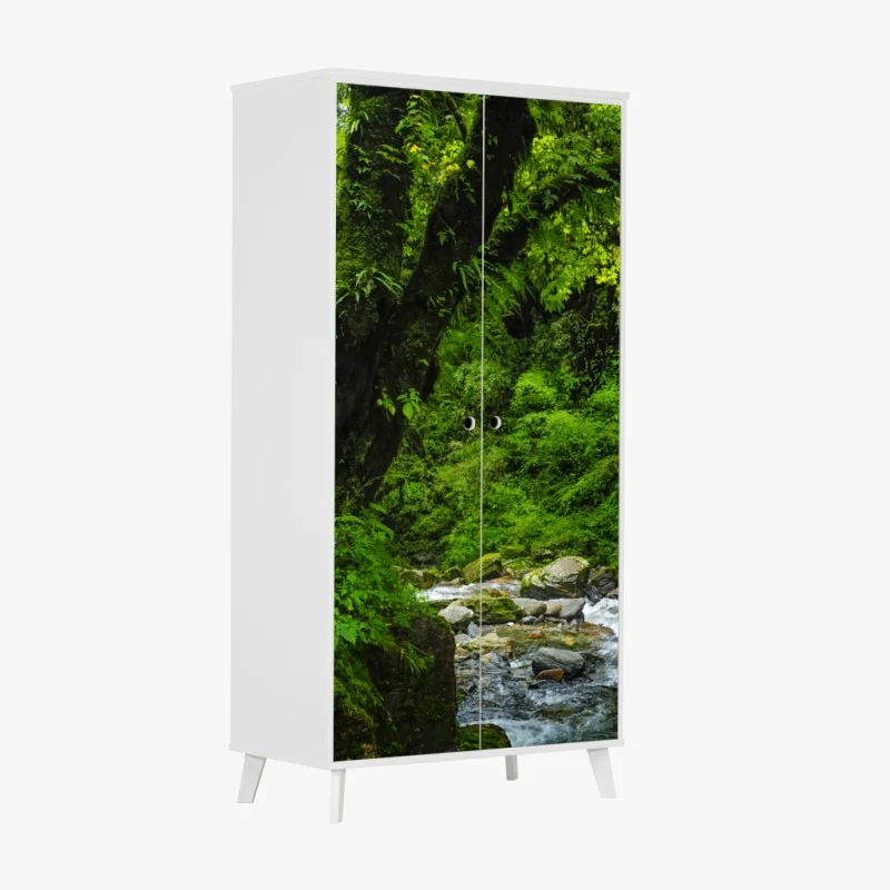 Naklejka na szafę bujny zielony wodospad w lesie