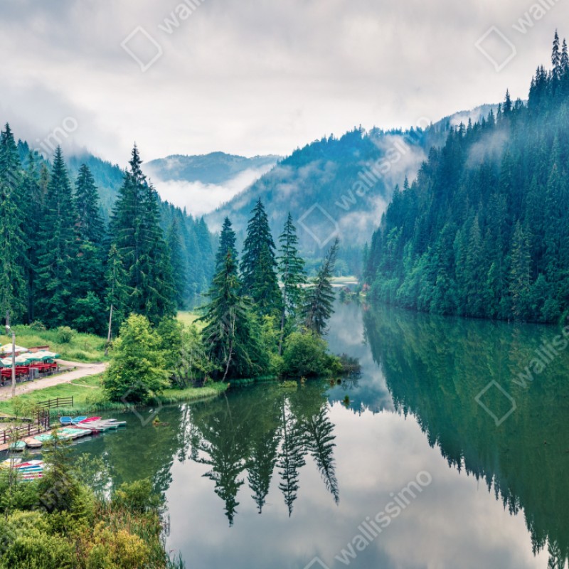 Naklejka na szafę mglisty poranek nad Lacu Rosu – Wallissimo® Naklejka na szafę mglisty poranek nad Lacu Rosu – Wallissimo®