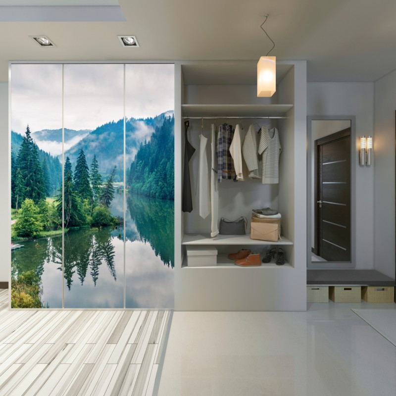 Naklejka na szafę mglisty poranek nad Lacu Rosu – Wallissimo® Naklejka na szafę mglisty poranek nad Lacu Rosu – Wallissimo®