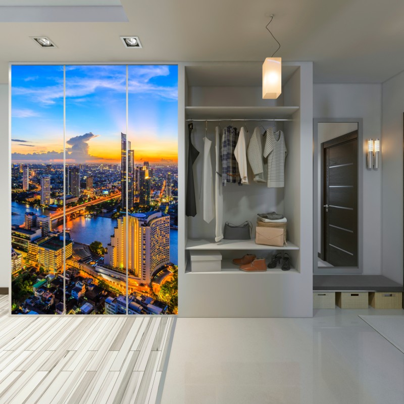 Naklejka na szafę tętniąca życiem panorama miasta o zmierzchu – Wallissimo® Naklejka na szafę tętniąca życiem panorama miasta o zmierzchu – Wallissimo®