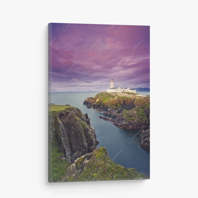 Obraz na płótnie fioletowa latarnia nad skalistym wybrzeżem