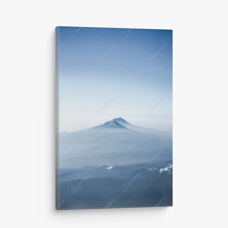 Obraz na płótnie mglisty niebieski szczyt górski
