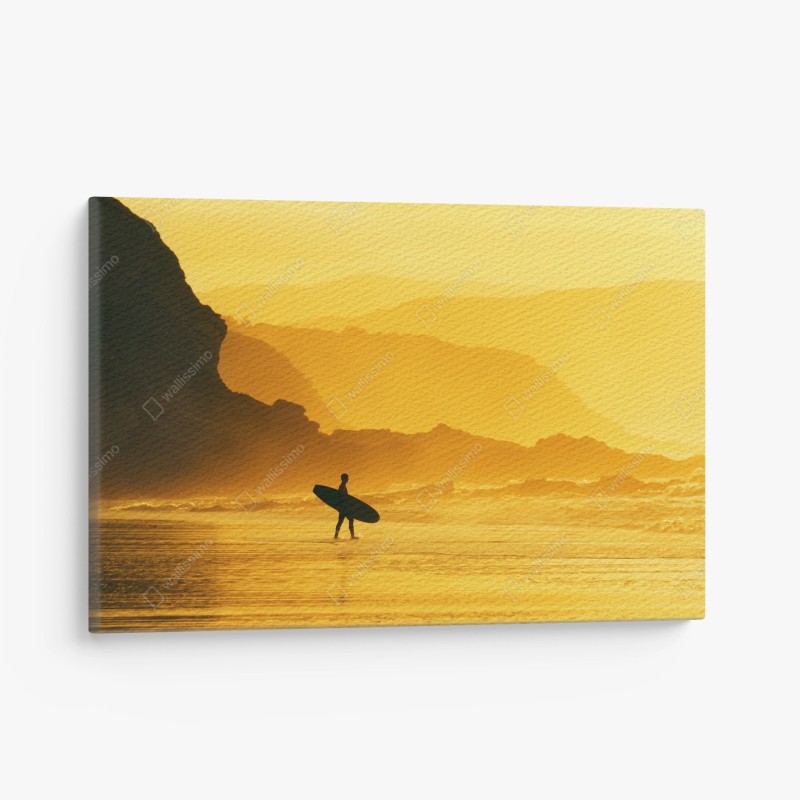 Obraz na płótnie surfer przy złotym zachodzie słońca