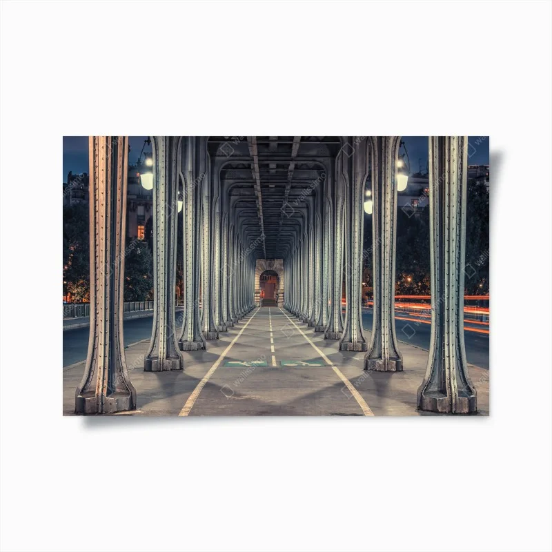 Plakat symetryczny korytarz stalowego mostu nocą