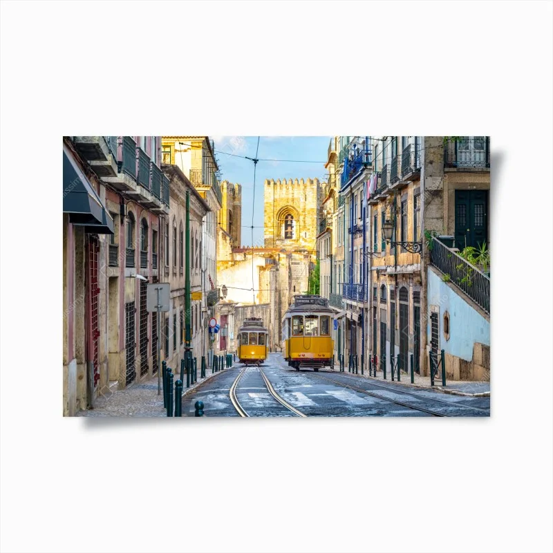 Plakat słoneczne tramwaje na zabytkowej ulicy Lizbony