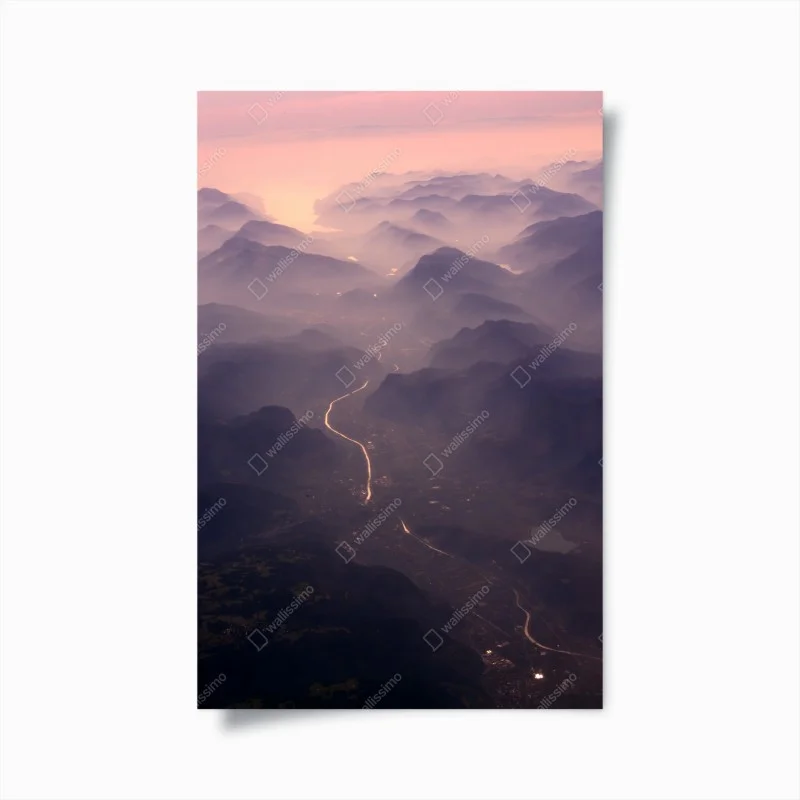 Plakat mglista pastelowa dolina górska