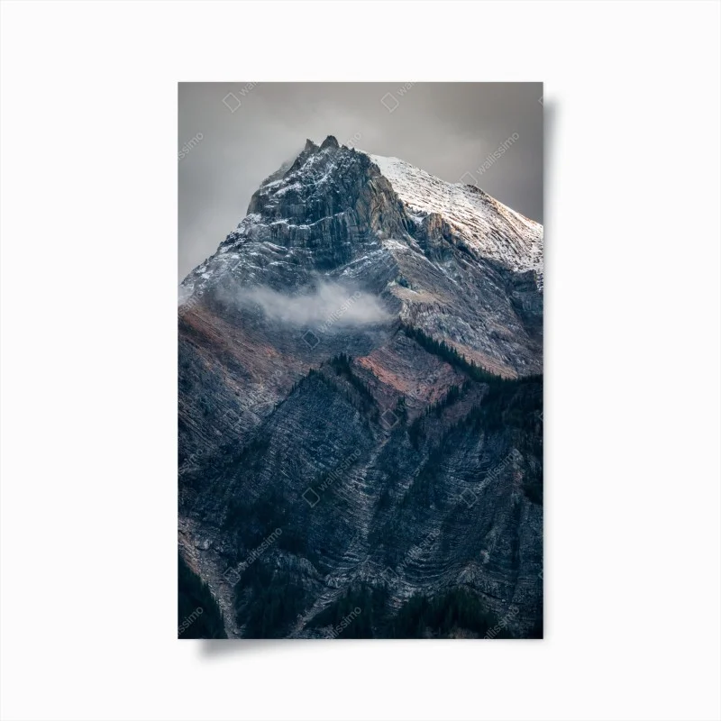 Plakat dramatyczny alpejski szczyt we mgle