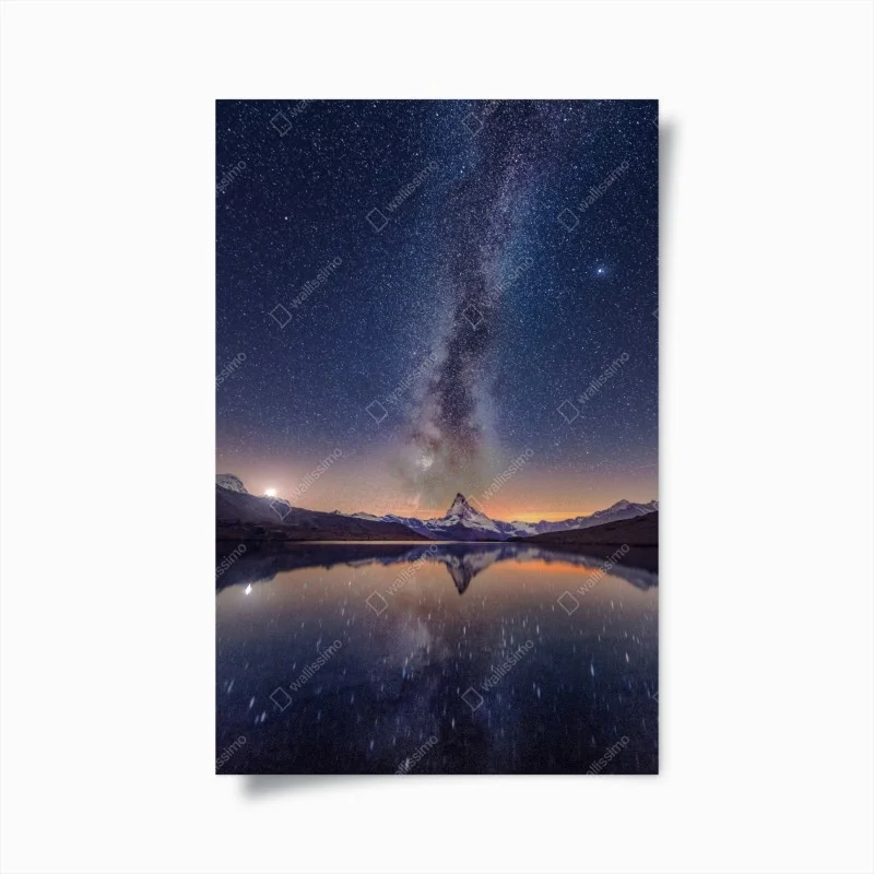 Plakat droga mleczna nad alpejskim szczytem odbita w jeziorze