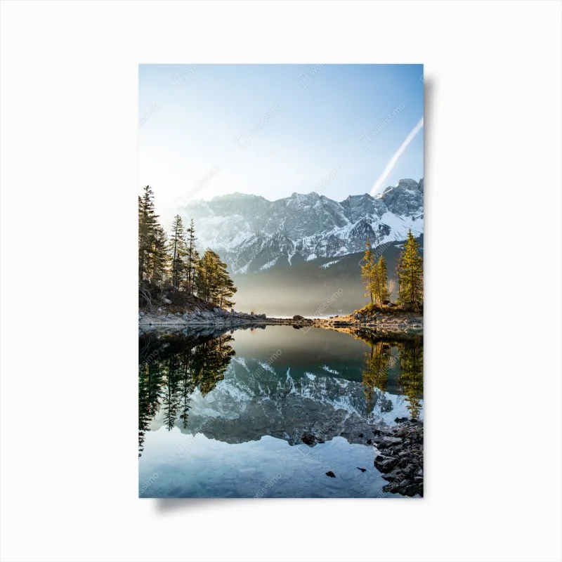 Plakat odbicie górskie na jeziorze o poranku