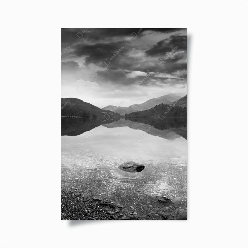 Plakat spokojne jezioro z górskim odbiciem