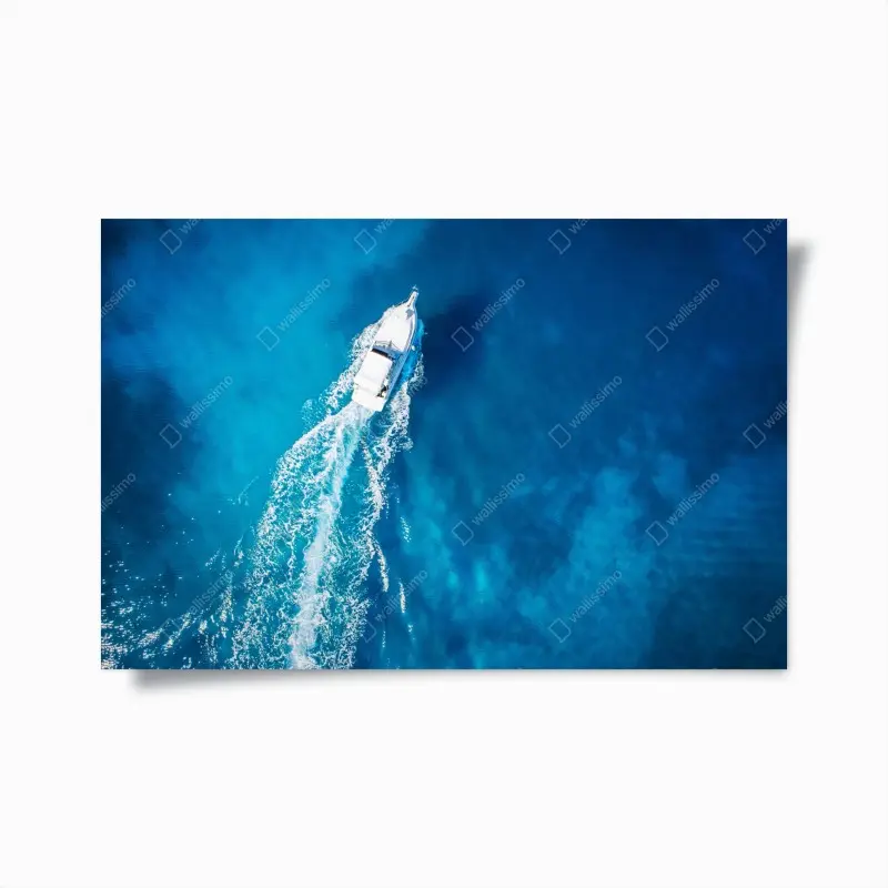 Plakat jacht nad krystalicznie niebieskim oceanem