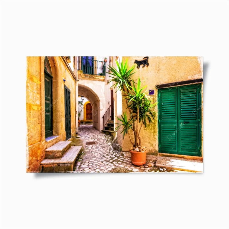 Plakat słoneczna śródziemnomorska uliczka z zielonymi okiennicami