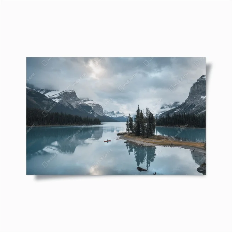 Plakat spokojne alpejskie jezioro z wyspą i kajakiem