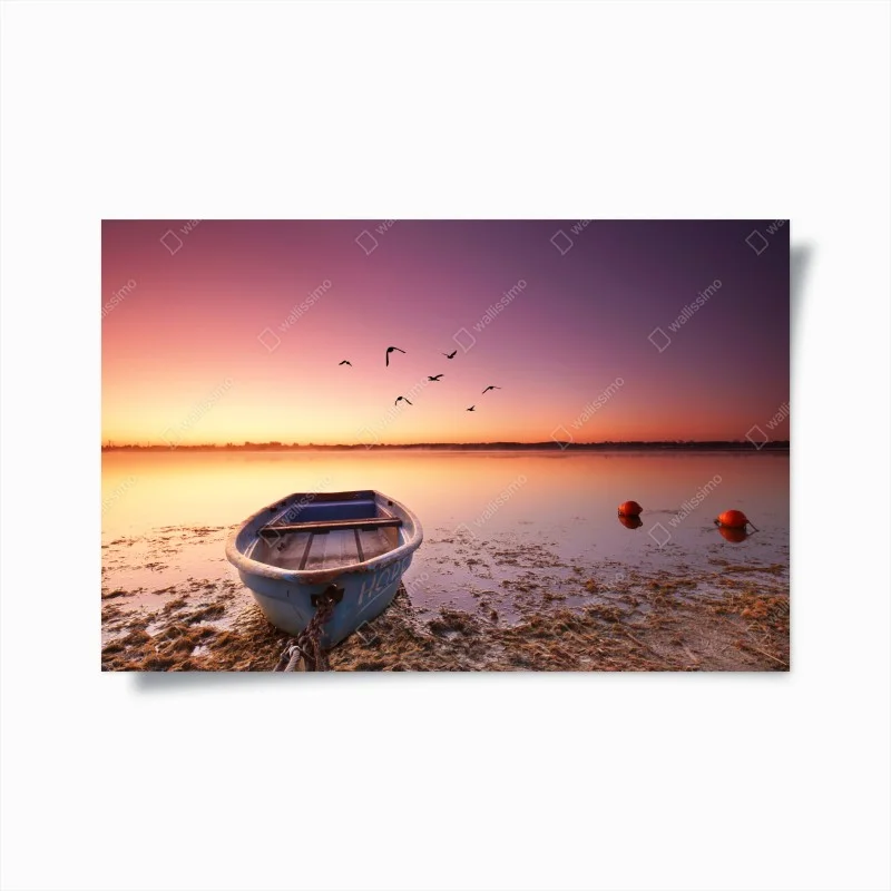 Plakat spokojna łódź o zmierzchu nad jeziorem