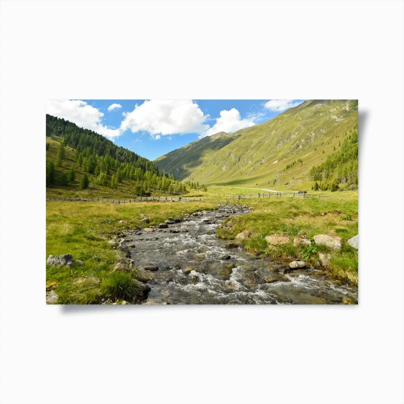 Plakat alpejski strumień w słonecznej dolinie