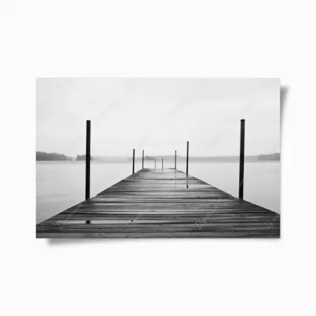 Plakat mglisty pomost nad jeziorem w monochromie – Wallissimo®
