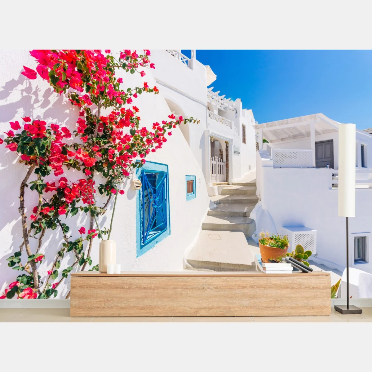 Fototapeta Santorini biała uliczka z bugenwillą – Wallissimo® Fototapeta Santorini biała uliczka z bugenwillą – Wallissimo®