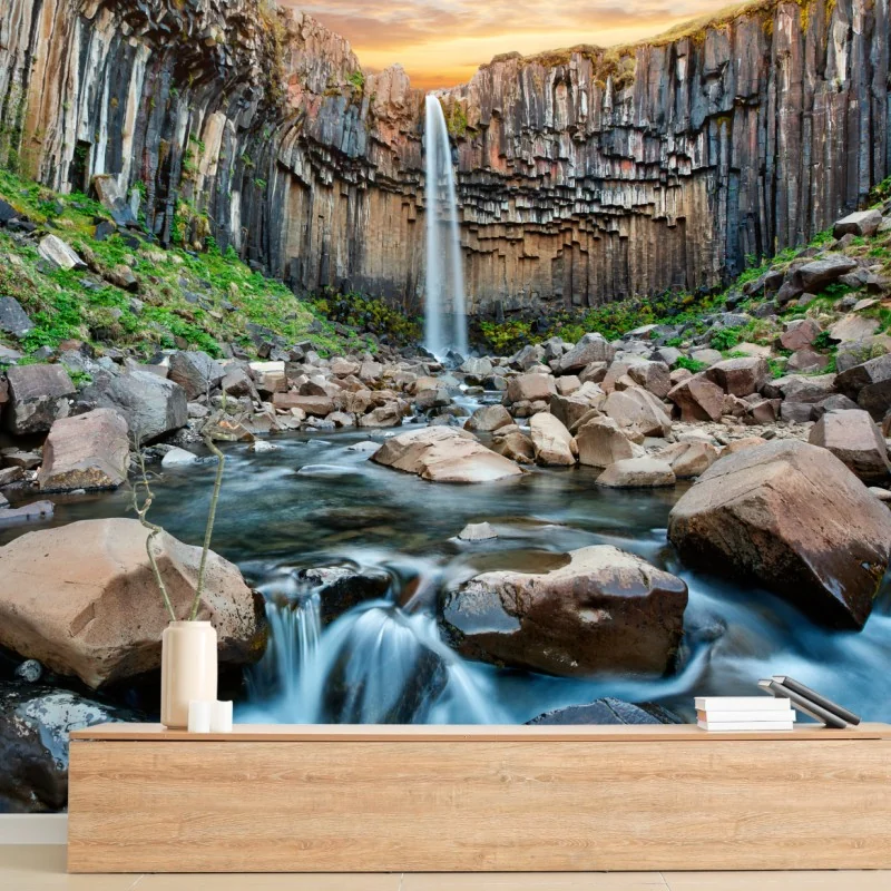 Fototapeta imponujący wodospad wśród bazaltowych klifów – Wallissimo® Fototapeta imponujący wodospad wśród bazaltowych klifów – Wallissimo®