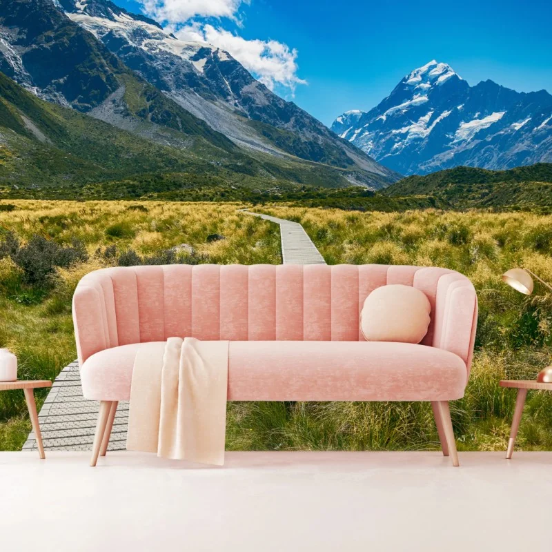 Fototapeta kładka przez łąkę prowadząca do ośnieżonych szczytów – Wallissimo® Fototapeta kładka przez łąkę prowadząca do ośnieżonych szczytów – Wallissimo®