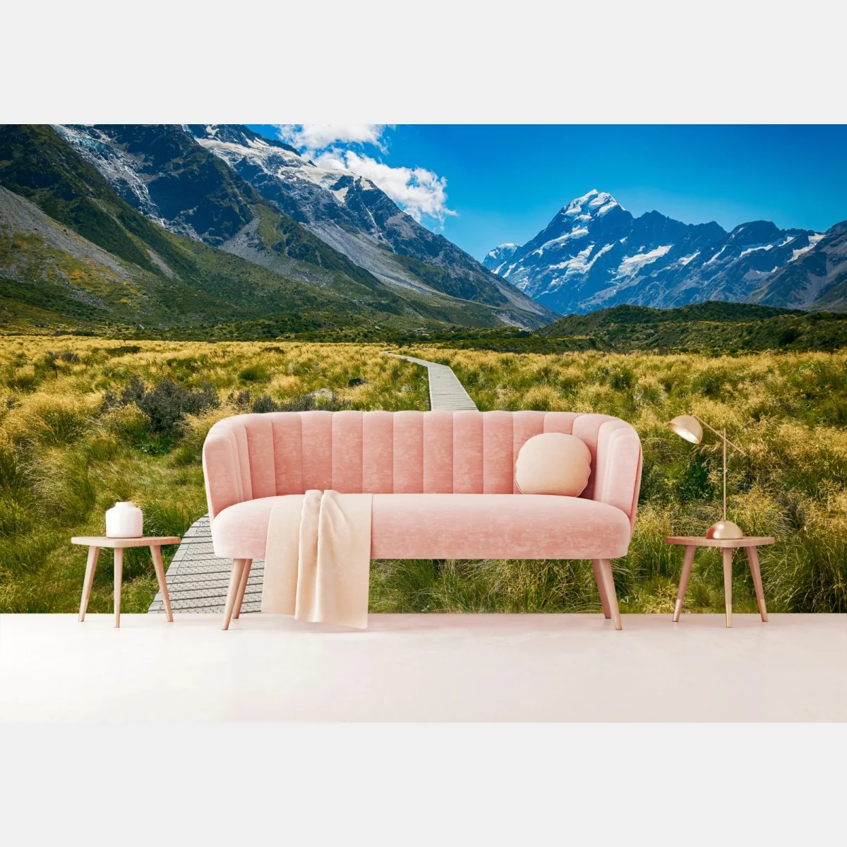 Fototapeta kładka przez łąkę prowadząca do ośnieżonych szczytów – Wallissimo® Fototapeta kładka przez łąkę prowadząca do ośnieżonych szczytów – Wallissimo®