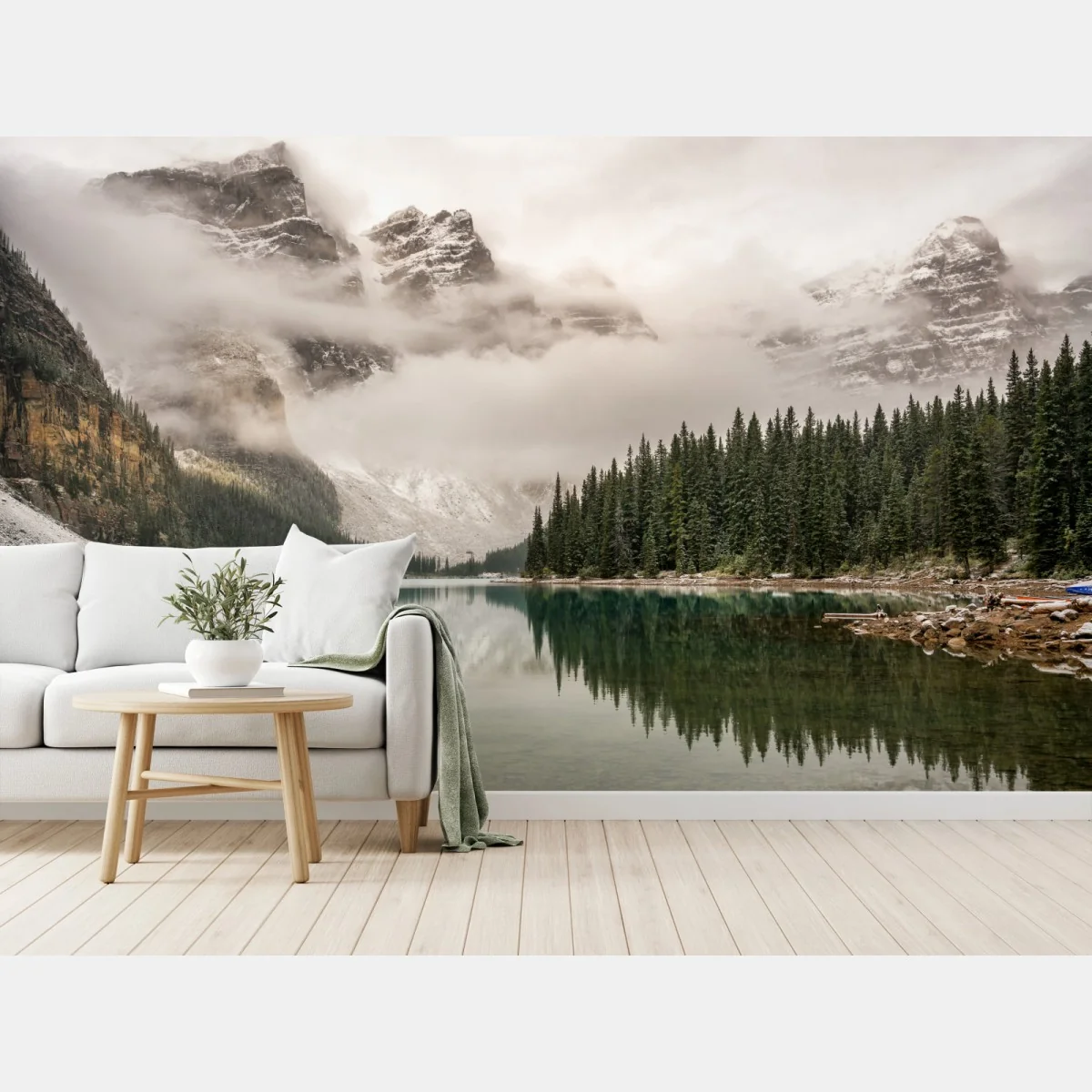 Fototapeta mglista górska tafla jeziora – Wallissimo® Fototapeta mglista górska tafla jeziora – Wallissimo®