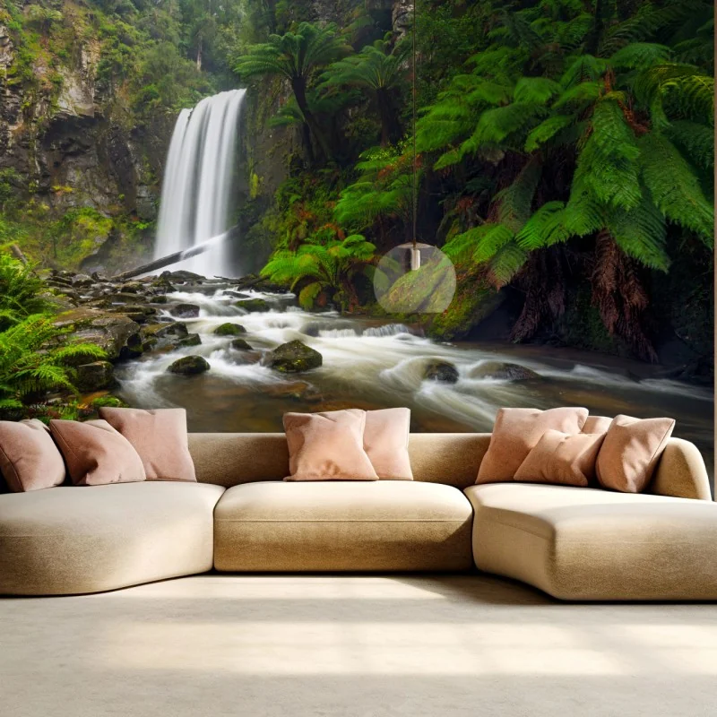 Fototapeta lśniący wodospad w lesie pełnym paproci – Wallissimo® Fototapeta lśniący wodospad w lesie pełnym paproci – Wallissimo®