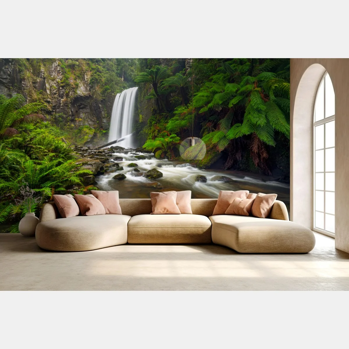 Fototapeta lśniący wodospad w lesie pełnym paproci – Wallissimo® Fototapeta lśniący wodospad w lesie pełnym paproci – Wallissimo®