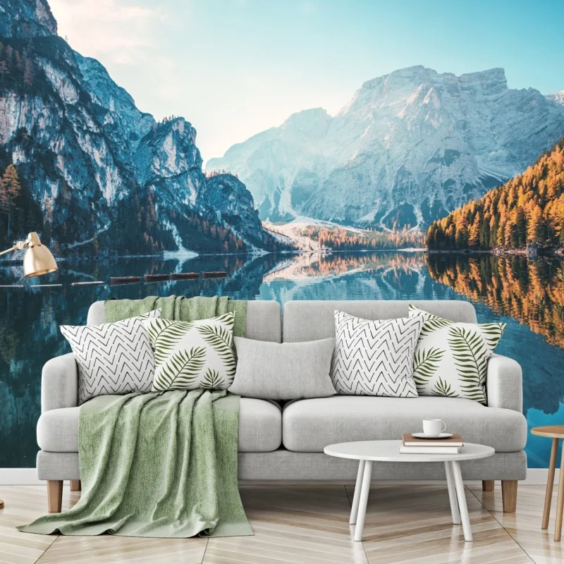 Fototapeta spokojny poranek nad jeziorem Braies, Dolomity – Wallissimo® Fototapeta spokojny poranek nad jeziorem Braies, Dolomity – Wallissimo®